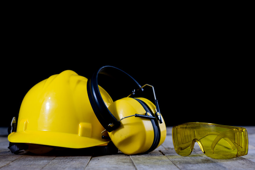 Arbeitsschutzbekleidung, gelber Helm und Ohrschützer und Schutzbrille